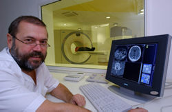 Prof. Dr. Wolfgang Mohnike am Bildschirm